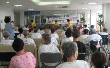 참조은 자원봉사공연 이미지